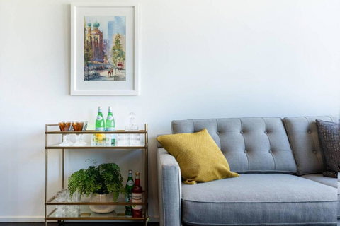 Oliver Stylish City Views Near Graffiti Laneways - Accommodation Brisbane 1