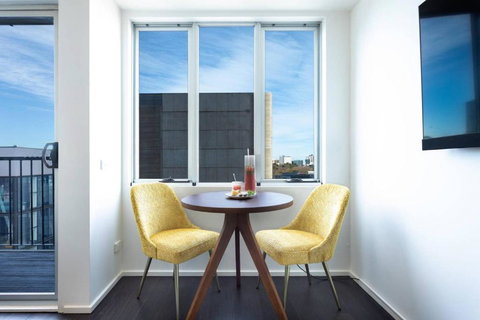 Oliver Stylish City Views Near Graffiti Laneways - Accommodation Brisbane 4