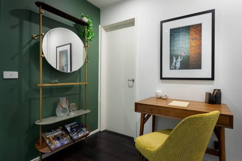 Oliver Stylish City Views Near Graffiti Laneways - Accommodation Brisbane 2