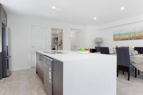 Birubi Breezes 2 / 7 Fitzroy St. Large Duplex With Air Conditioning WIFI & Only 5 Minute Walk To The Beach - Accommodation Brisbane 4