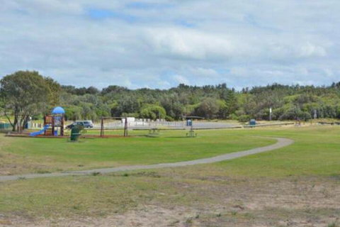 Birubi Breezes 2 / 7 Fitzroy St. Large Duplex With Air Conditioning WIFI & Only 5 Minute Walk To The Beach - Accommodation Brisbane 5