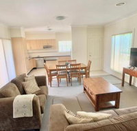 Spacious 2 Bed 2 Bath Villa Central Location Quiet - Accommodation Brisbane