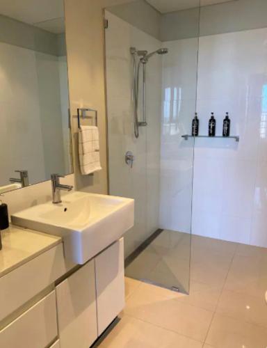 LOCATION LOCATION CITY VIEWS NETFLIX WIFI WINE - Accommodation Brisbane 4