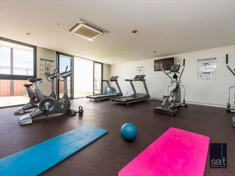 LOCATION LOCATION CITY VIEWS NETFLIX WIFI WINE - Accommodation Brisbane 3