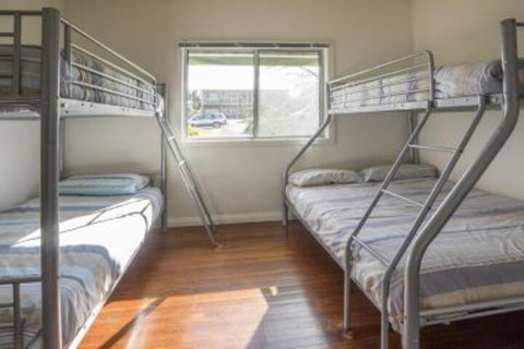 Lockhart Ave 76 - Accommodation Brisbane 2