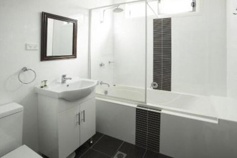 Lockhart Ave 76 - Accommodation Brisbane 3