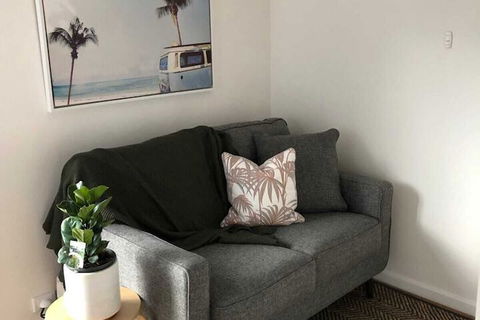 Sun-drenched 1 Bed Studio Apartment In Newtown - Accommodation Brisbane 3