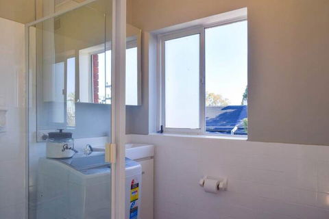 Sun-drenched 1 Bed Studio Apartment In Newtown - Accommodation Brisbane 2