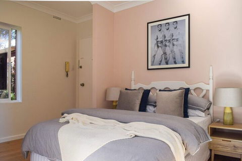 Sun-drenched 1 Bed Studio Apartment In Newtown - Accommodation Brisbane 1