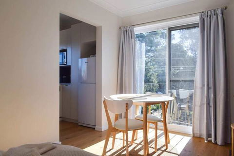 Sun-drenched 1 Bed Studio Apartment In Newtown - Accommodation Brisbane 4