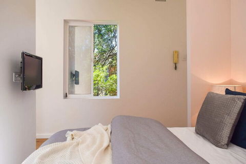 Sun-drenched 1 Bed Studio Apartment In Newtown - Accommodation Brisbane 5