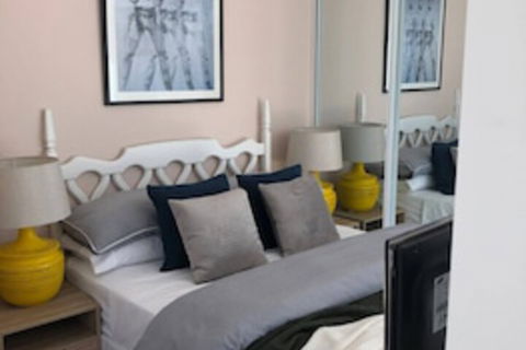 Sun-drenched 1 Bed Studio Apartment In Newtown - Accommodation Brisbane 0