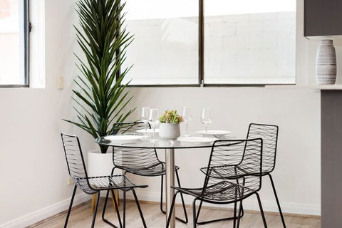 Spacious & Sunny 1 Bdrm In Surry Hills - FOV - Accommodation Brisbane 3