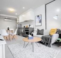 Stunning 2 Bed On Collins With Pool In Southern Cross - Accommodation Brisbane