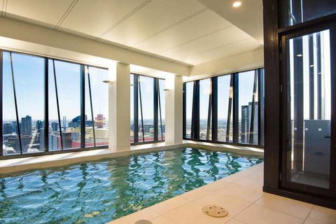 Stunning 2 Bed On Collins With Pool In Southern Cross - Accommodation Brisbane 2