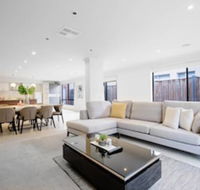 Lightful Charming House With Free Parking - Accommodation Brisbane