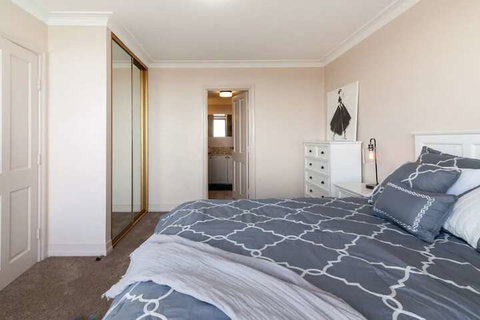 Milsons Point Apartment With Harbour Bridge Views - Accommodation Brisbane 3