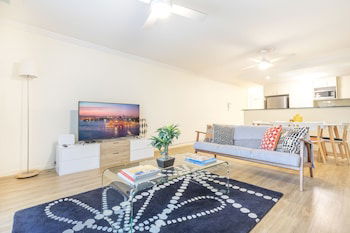 Perfectly Located Apt Rooftop Pool & Spa - Accommodation Brisbane 6