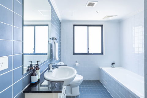 Perfectly Located Apt Rooftop Pool & Spa - Accommodation Brisbane 2