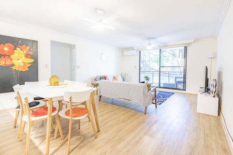 Perfectly Located Apt Rooftop Pool & Spa - Accommodation Brisbane 4