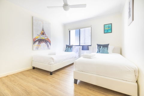 Perfectly Located Apt Rooftop Pool & Spa - Accommodation Brisbane 0