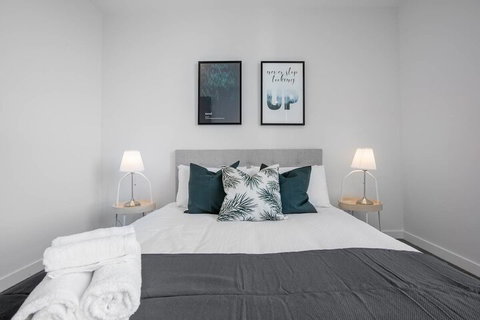 Simple And Cozy Apartment In Parkville - Accommodation Brisbane 4