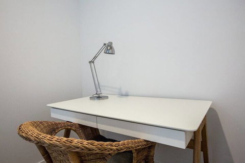 Simple And Cozy Apartment In Parkville - Accommodation Brisbane 3