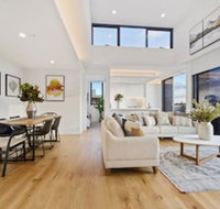 HomeHotel Luxurious Immaculate 3 Bed Apt - Accommodation Brisbane