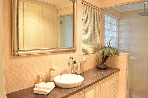 Modern 2 Bedroom Unit Close To CBD - Accommodation Brisbane 0