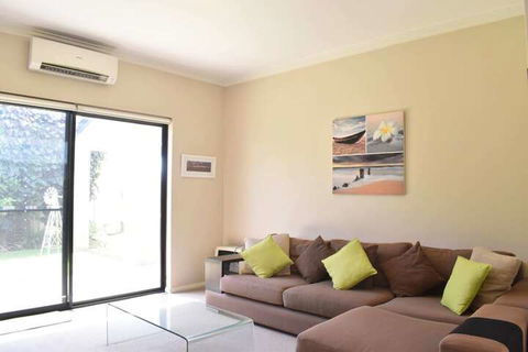 Comfortable 2 Bedroom With Serene Garden - Accommodation Brisbane 6