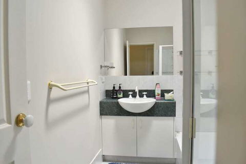 Comfortable 2 Bedroom With Serene Garden - Accommodation Brisbane 1