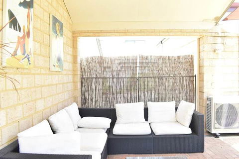 Comfortable 2 Bedroom With Serene Garden - Accommodation Brisbane 3