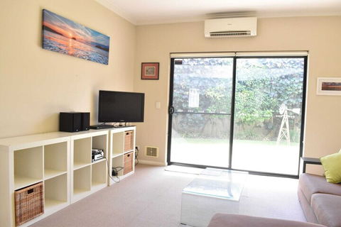 Comfortable 2 Bedroom With Serene Garden - Accommodation Brisbane 7