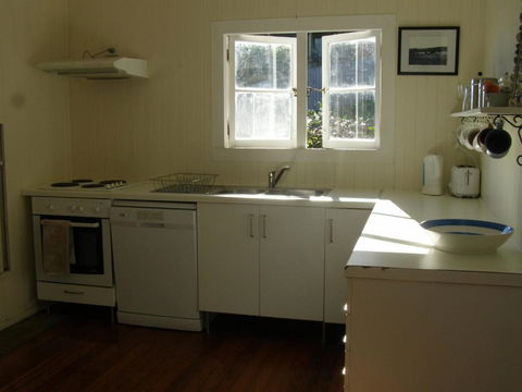 The Tree House 6 Gowing Street - Accommodation Brisbane 5