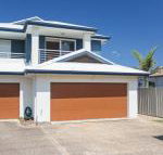 Relax at Pacific 1 / 26 Pacific Avenue private duplex with enclosed yard - Accommodation Brisbane