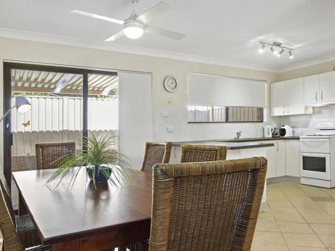 DAVIES STREET MOLLYMOOK 4 / 14 - Accommodation Brisbane 2