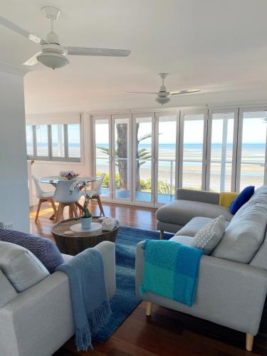 Happy Tides Beachfront Holiday Home - Accommodation Brisbane 4