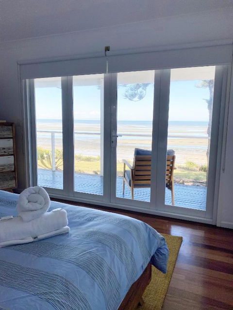 Happy Tides Beachfront Holiday Home - Accommodation Brisbane 3