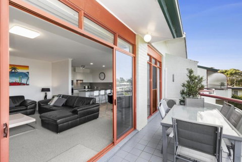 Fathoms Apartment 18 / 1a Mitchell Pde All Linen Provided - Accommodation Brisbane 1
