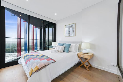 HomeHotel Extreme Luxury Apt Next To Mall & Train - Accommodation Brisbane 3