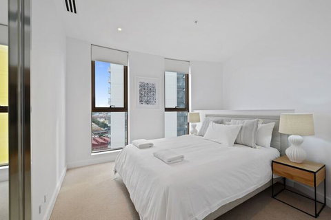HomeHotel Extreme Luxury Apt Next To Mall & Train - Accommodation Brisbane 2