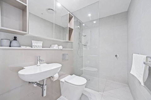 HomeHotel Extreme Luxury Apt Next To Mall & Train - Accommodation Brisbane 1