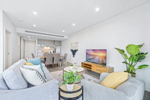 HomeHotel Luxury Apt With Shopping Mall Downstairs - Accommodation Brisbane 0