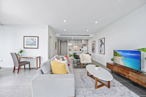 HomeHotel Ultra Luxury 2 Bedroom Next To Mall & Train - Accommodation Brisbane 0