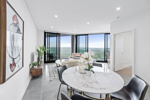 HomeHotel Ultra Luxury 2 Bedroom Next To Mall & Train - Accommodation Brisbane 1