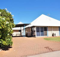 Osprey Holiday Village Unit 120 Colourful 3 Bedroom Holiday Villa with a Pool in the Complex - Accommodation Brisbane