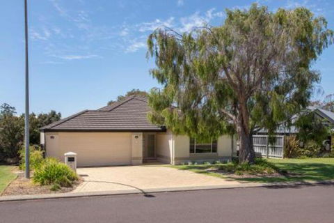Macs Manor - Accommodation Brisbane 0
