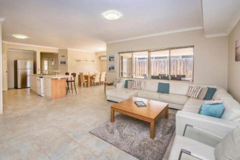 Macs Manor - Accommodation Brisbane 4