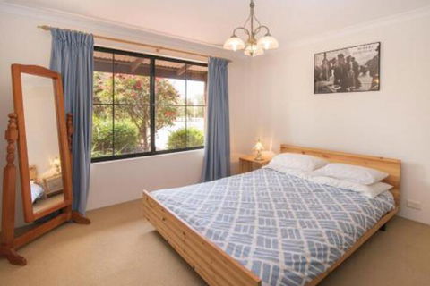 Bottlebrush - Accommodation Brisbane 2