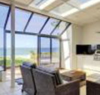 Whispering Sands 10 Sandy Point Road Luxury waterfront home with aircon WIFI  Foxtel - Accommodation Brisbane